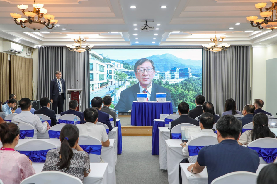 Giám đốc EdUHK Giáo sư John Lee Chi-Kin với bài phát biểu có ứng dụng AI