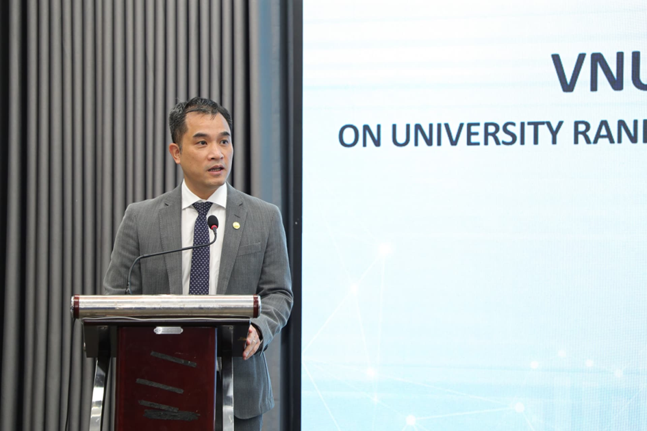 Phó Giám đốc Đại học Quốc gia Hà Nội Phạm Bảo Sơn chia sẻ tại chương trình.