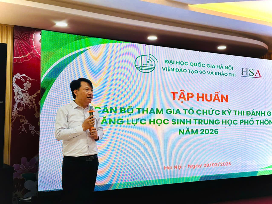 Phó Giáo sư, Tiến sĩ Nghiêm Xuân Huy – Viện trưởng Viện Đào tạo số và Khảo thí phát biểu khai mạc tập huấn.