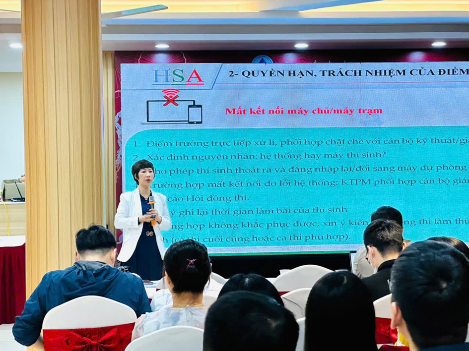 Tiến sĩ Vương Thị Phương Thảo – Phó Viện trưởng Viện Đào tạo số và Khảo thí giới thiệu và trình bày tại buổi tập huấn.