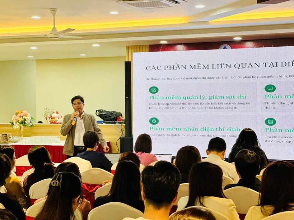 Thạc sĩ Nguyễn Danh Quảng - Trưởng phòng, Công nghệ thông tin và Truyền thông trình bày tại buổi tập huấn