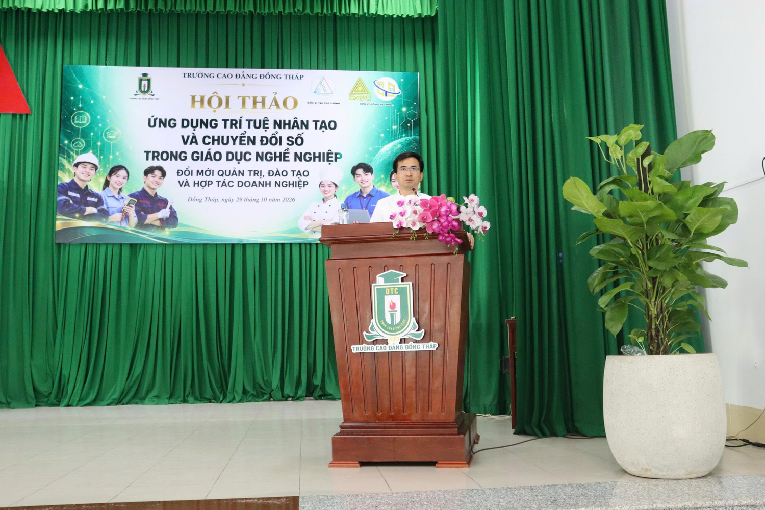 Tiến sĩ Khổng Hữu Lực - Trưởng phòng Quản lý đào tạo Trường Cao đẳng Công nghệ cao Hà Nội, đại diện Câu lạc bộ Khối trường Cao đẳng Công nghệ và Kinh doanh chia sẻ tại Hội thảo.