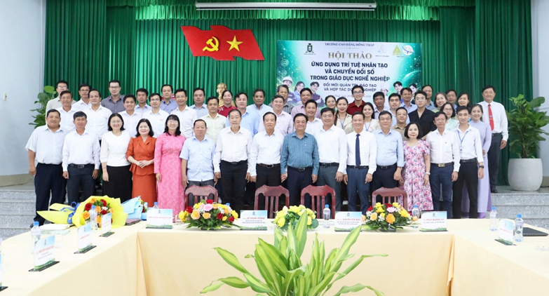 Đại biểu tham dự hội thảo chụp ảnh lưu niệm