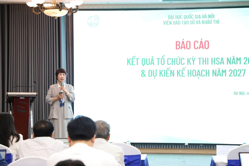 Tiến sĩ Vương Thị Phương Thảo - Phó Viện trưởng Viện Đào tạo số và Khảo thí, trình bày báo cáo chi tiết về kết quả kỳ thi HSA 2026.