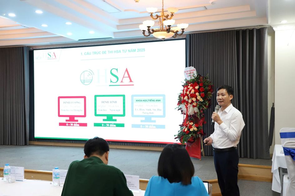 Thạc sĩ Nguyễn Văn Dũng - Trưởng phòng Nghiên cứu đo lường và Đánh giá trình bày báo cáo: Phương án cấu trúc bài thi HSA từ năm 2027.