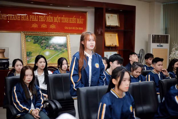 Sinh viên tham qia đặt câu hỏi tại buổi trải nghiệm ở Báo và Phát thanh, Truyền hình Thanh Hóa. Ảnh: HDU