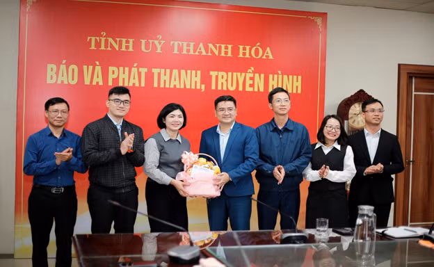 Ảnh lưu niệm giữa đại diện Báo và Phát thanh, Truyền hình Thanh Hoá cùng các thầy, cô Khoa KTCN&amp;TT – Trường Đại học Hồng Đức. Ảnh: HDU