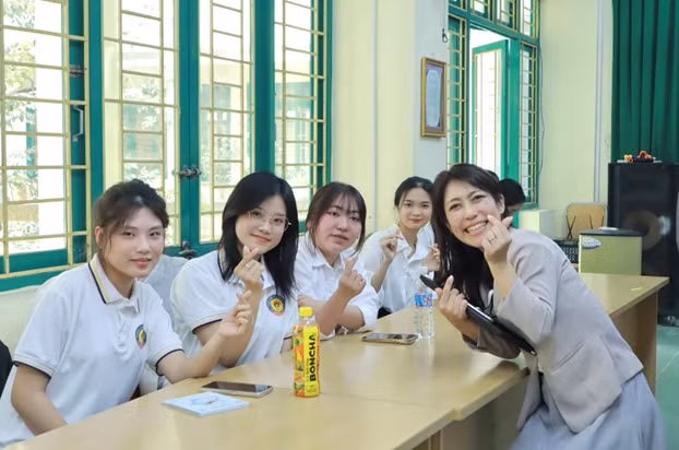 Ảnh lưu niệm giữa sinh viên TTĐPT cùng đại diện Hiệp hội COBOL Consortium (Nhật Bản). Ảnh: HDU