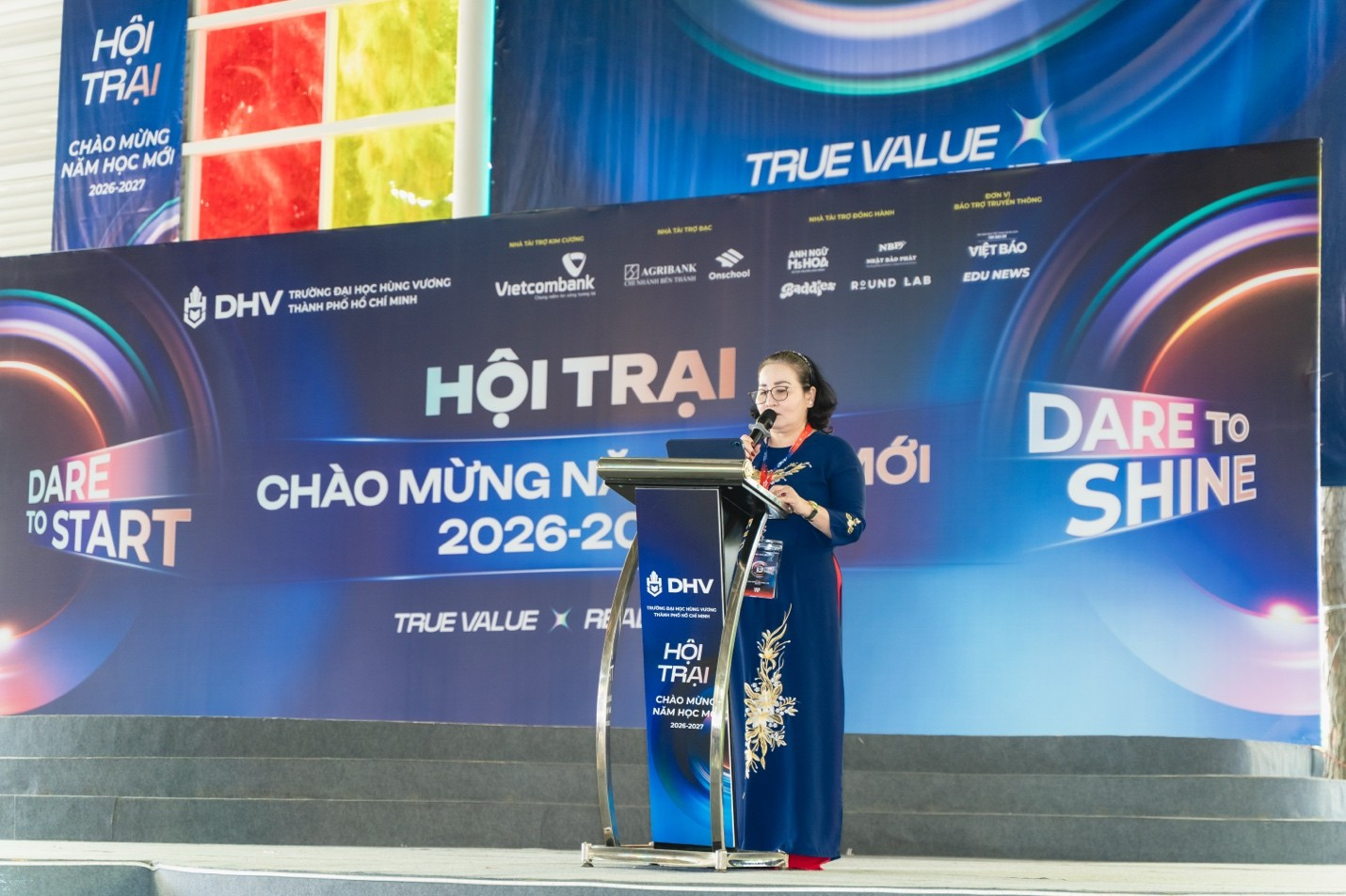 Tiến sĩ Nguyễn Thị Mỹ Dung - Phó Hiệu trường Trường Đại học Hùng Vương Thành phố Hồ Chí Minh phát biểu khai mạc hội trại năm 2026. Ảnh: DHV