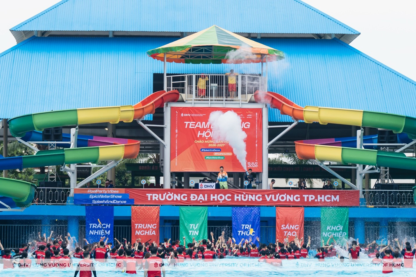 Sinh viên DHV bùng nổ năng lượng tại Team Building - Lễ hội nhạc nước. Ảnh: DHV
