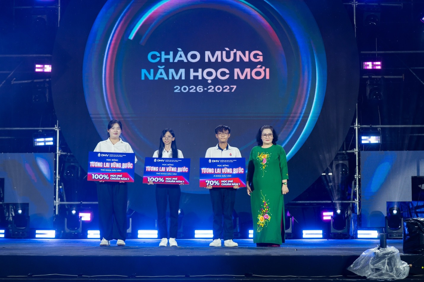 Tiến sĩ Nguyễn Thị Mỹ Dung trao học bổng Tương lai vững bước cho các Tân thủ khoa - Á khoa năm 2026. Ảnh: DHV