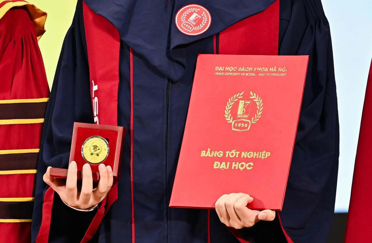 Sinh viên tốt nghiệp loại xuất sắc Đại học Bách khoa Hà Nội nhận bằng và kỷ niệm chương tại đợt trao bằng tháng 5/2026. Ảnh: HUST