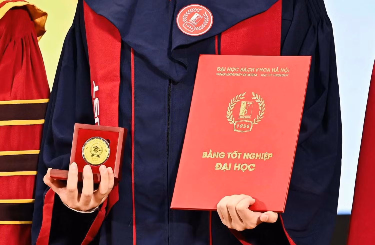 Sinh viên tốt nghiệp loại xuất sắc Đại học Bách khoa Hà Nội nhận bằng và kỷ niệm chương tại đợt trao bằng tháng 5/2026. Ảnh: HUST