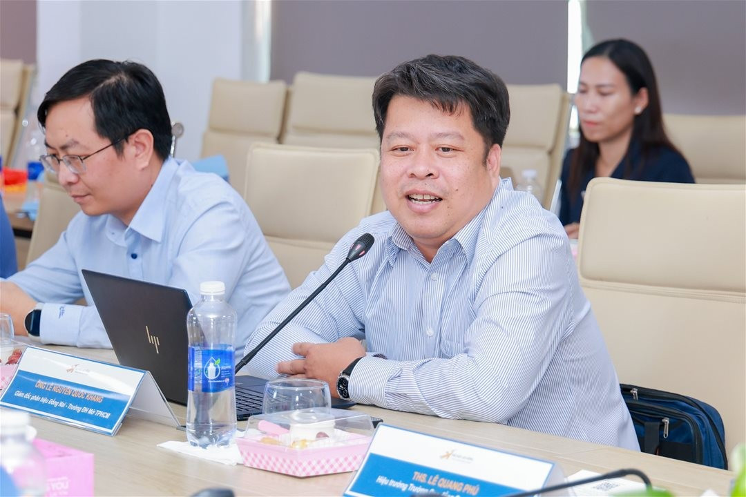 Các đại biểu chia sẻ kinh nghiệm ứng dụng AI tại đơn vị