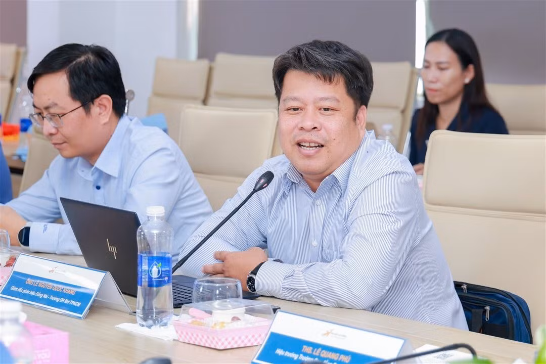 Các đại biểu chia sẻ kinh nghiệm ứng dụng AI tại đơn vị
