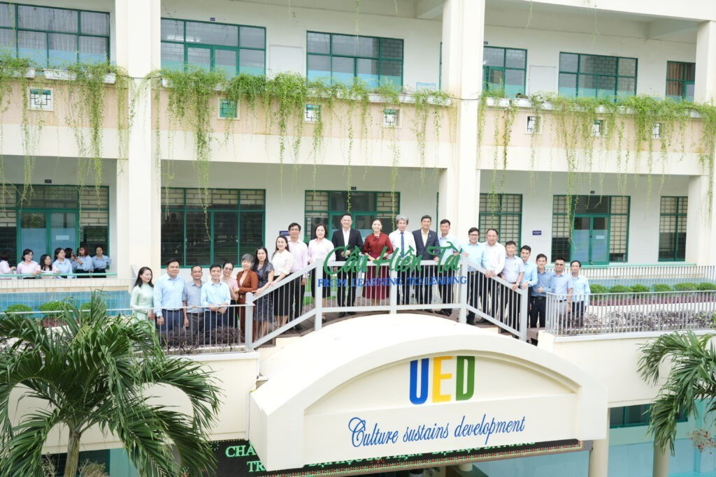 Cầu Hiền Tài tại UED không chỉ là điểm nhấn cảnh quan mà còn gửi gắm khát vọng quy tụ người tài - biểu tượng cho khát vọng trọng dụng nhân tài của Nhà trường. Ảnh: UED
