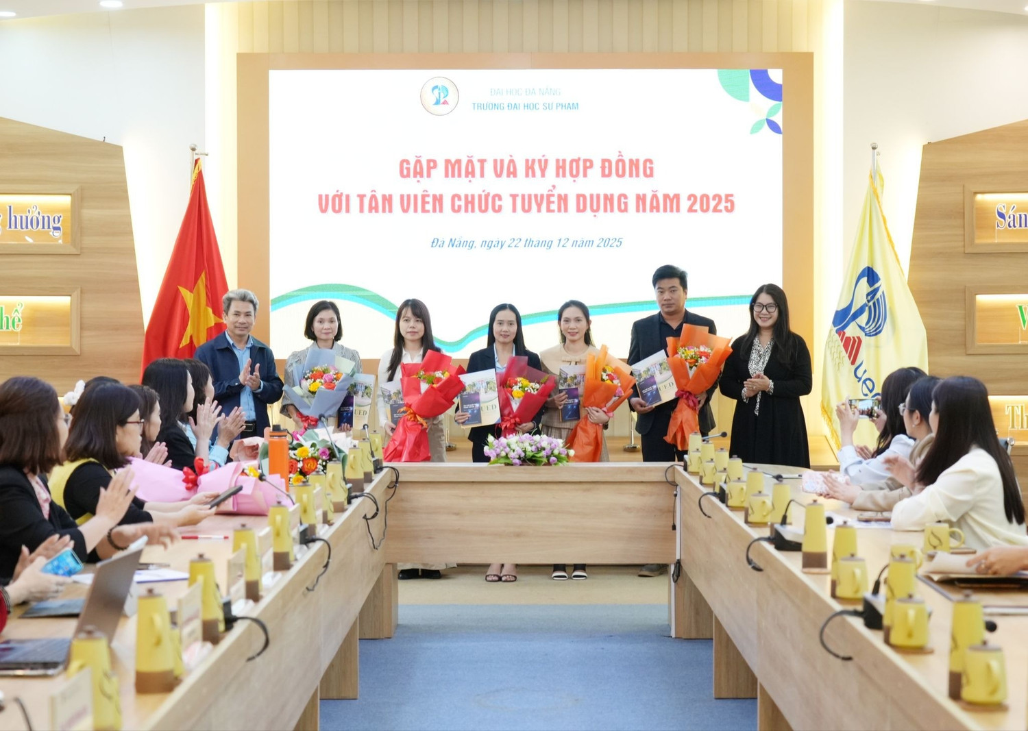 Lễ gặp mặt và ký hợp đồng với giảng viên, viên chức trúng tuyển năm 2025 tại Trường Đại học Sư phạm - Đại học Đà Nẵng. Ảng: UED