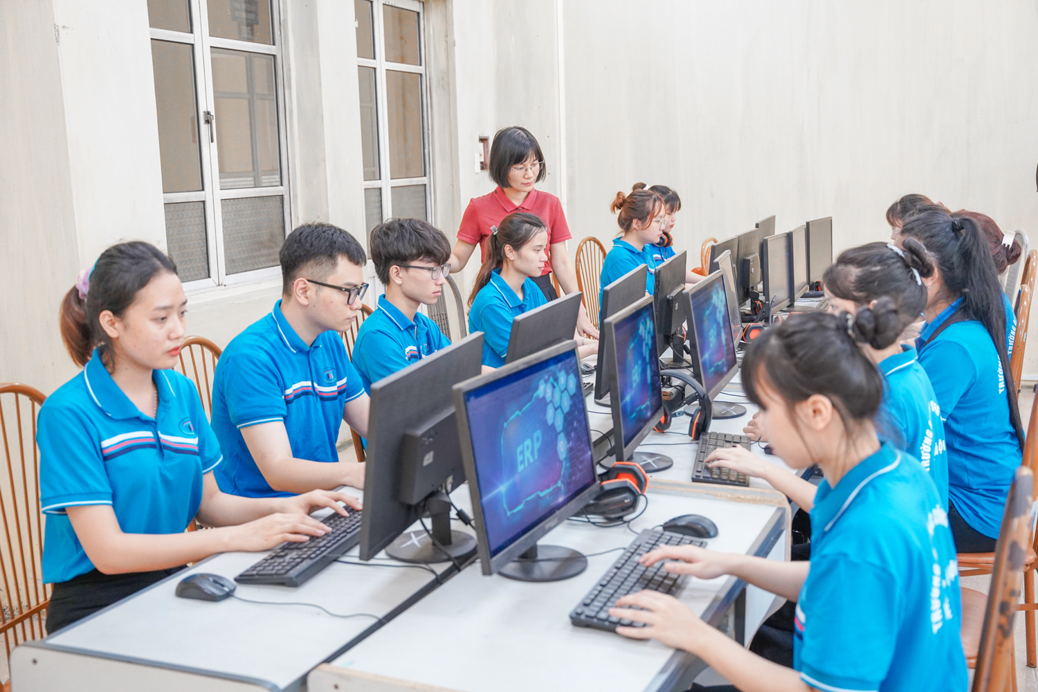 Ảnh minh họa: Giảng viên và sinh viên Trường Đại học Công nghiệp và Thương mại Hà Nội