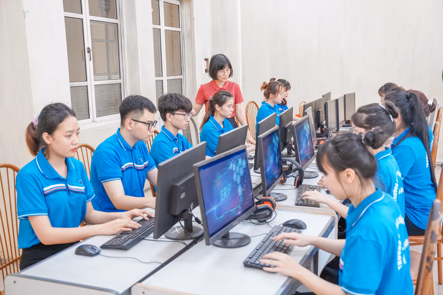 Ảnh minh họa: Giảng viên và sinh viên Trường Đại học Công nghiệp và Thương mại Hà Nội