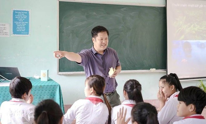 Tiến sĩ Đàm Quang Minh trong một tiết học với các em học sinh phổ thông. Ảnh: EQuest Group