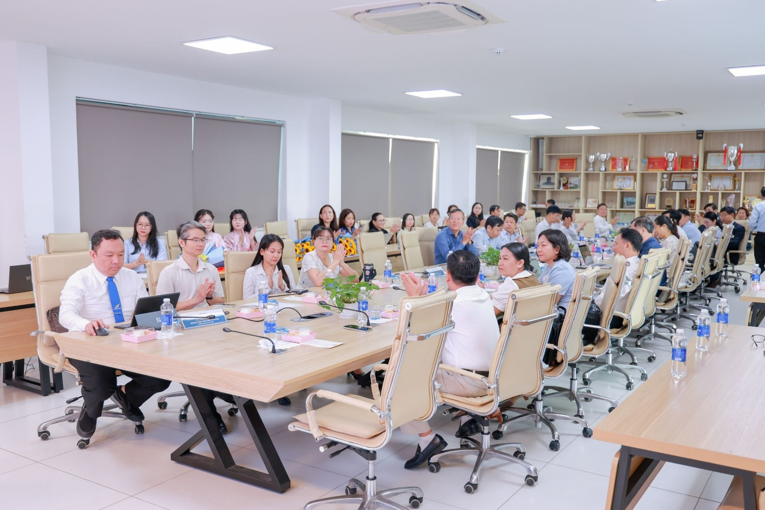 Các đại biểu tham dự tọa đàm.