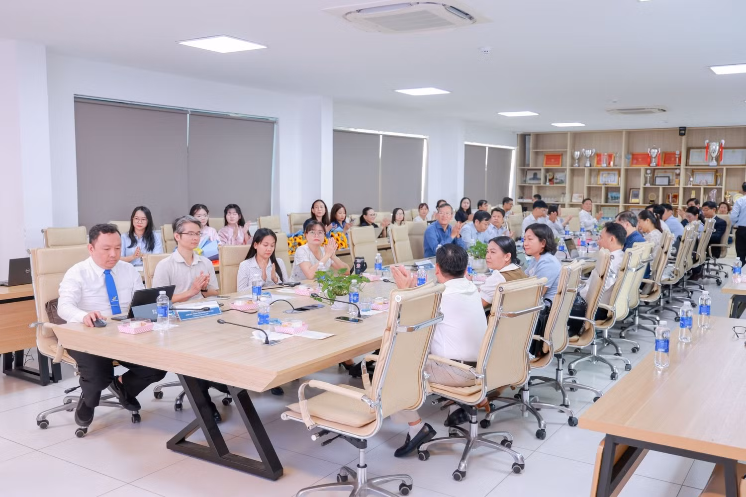 Các đại biểu tham dự tọa đàm.