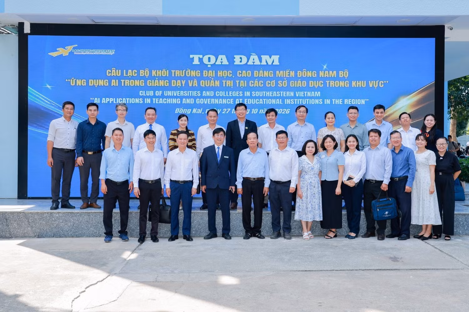 Các đại biểu tham dự tọa đàm chụp ảnh lưu niệm.