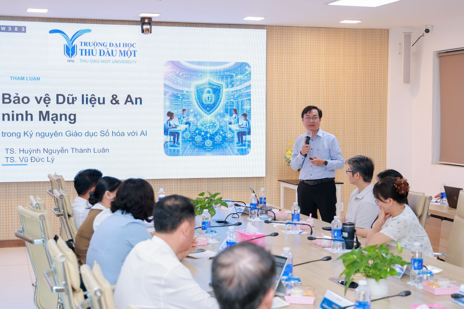 Các báo cáo viên chia sẻ tại tọa đàm.