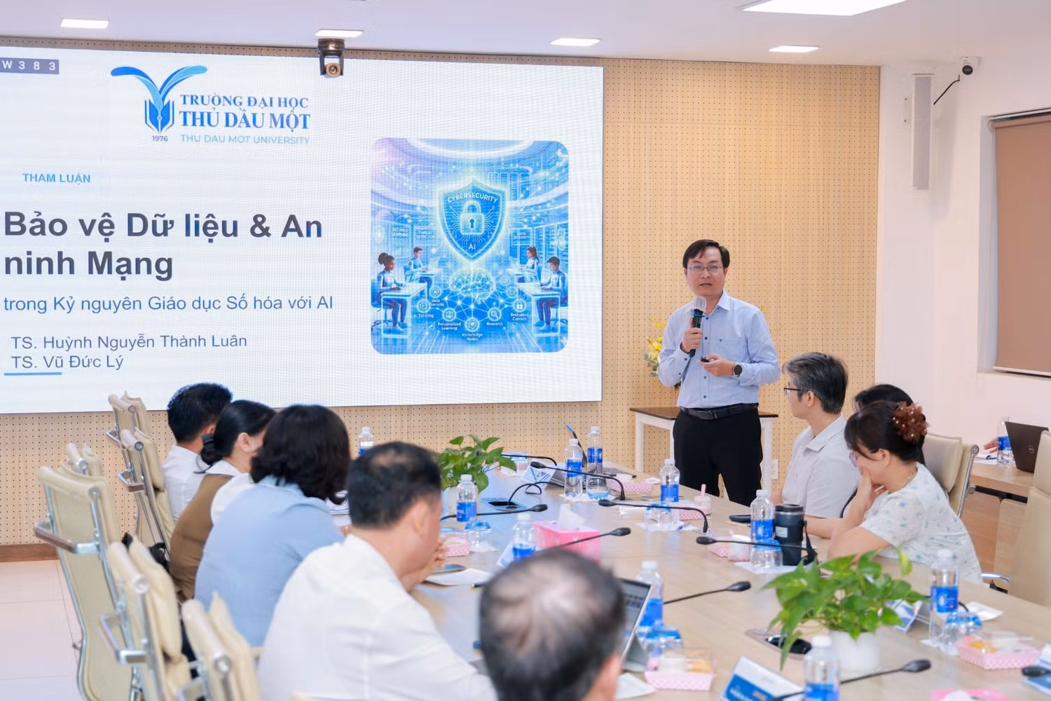 Các báo cáo viên chia sẻ tại tọa đàm.