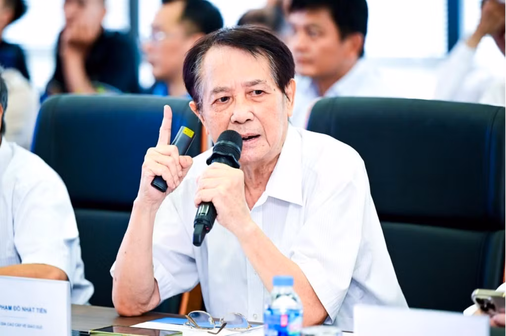 Tiến sĩ khoa học Phạm Đỗ Nhật Tiến - Chuyên gia cao cấp về giáo dục chia sẻ tại tọa đàm.