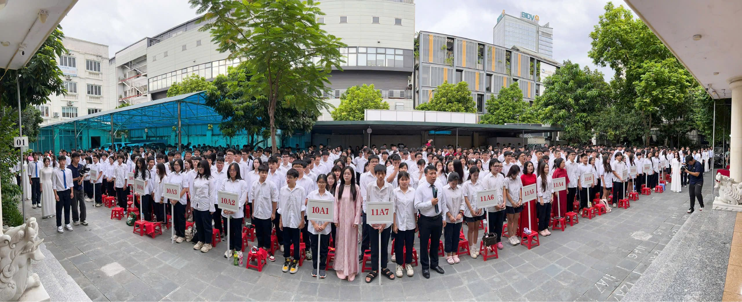 Học sinh Trường Trung học phổ thông Đinh Tiên Hoàng trong ngày lễ khai giảng năm học 2026-2027. Ảnh: FBNT