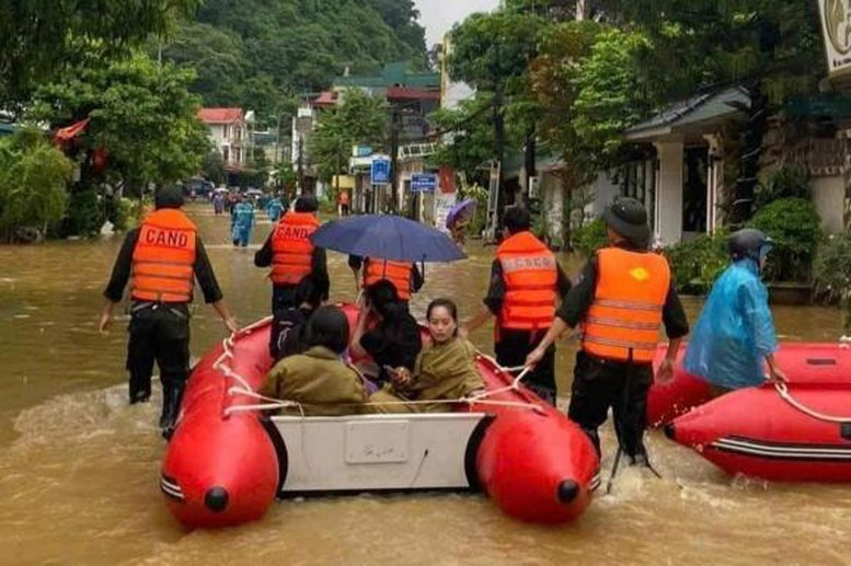 Bộ Chính trị yêu cầu Bộ Quốc phòng, Bộ Công an tập trung cao nhất các lực lượng, thiết bị, phương tiện chuyên dụng để vận chuyển lương thực, nhu yếu phẩm đến tay người dân tại các khu vực đang bị cô lập.