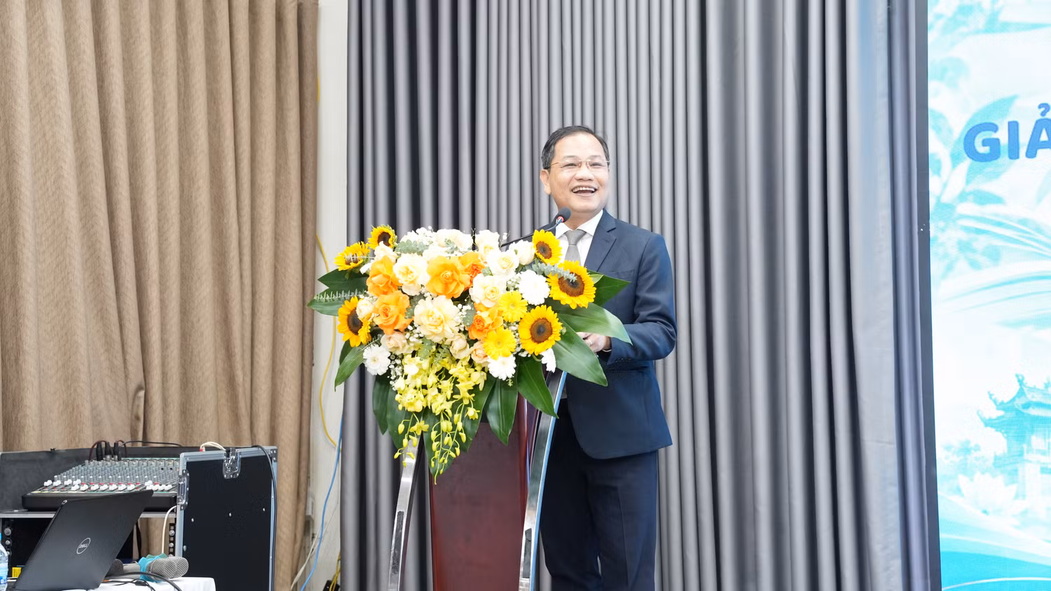 vnu02115.jpg