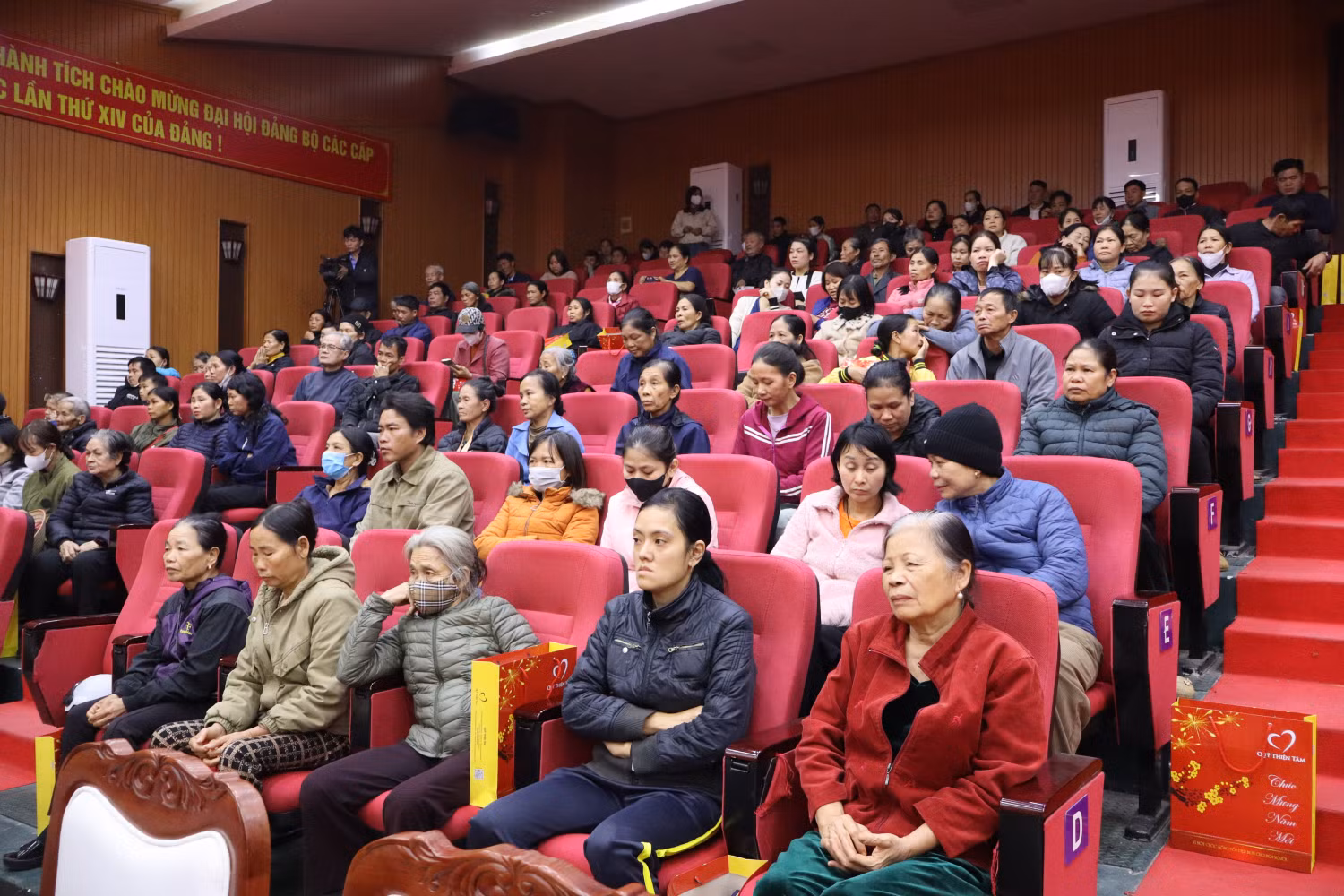Đại diện các hộ nghèo trên địa bàn phường Phú Thọ đến nhận quà từ Tạp chí điện tử Giáo dục Việt Nam và các nhà hảo tâm.