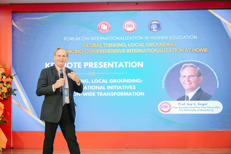 Giáo sư Jay S. Siegel – Phó Hiệu trưởng Đại học Hồng Kông phát biểu dẫn đề. Ảnh: NTCC.