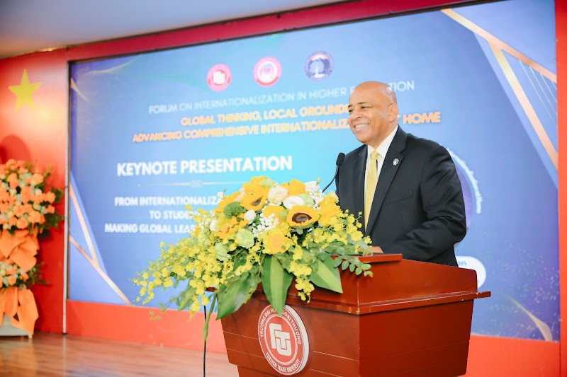 Tiến sĩ Ronald S. Rochon – Hiệu trưởng Đại học Bang California, Fullerton phát biểu dẫn đề. Ảnh: NTCC.