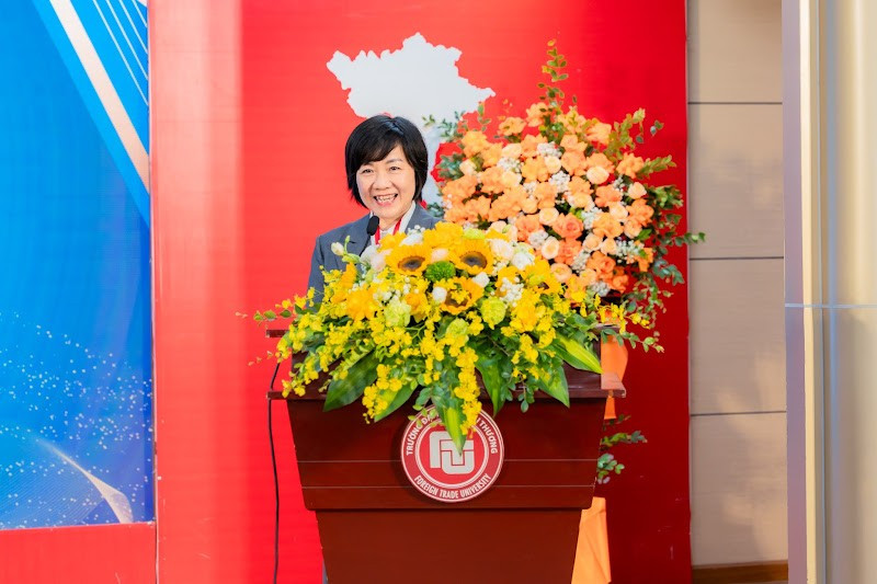 Phó Giáo sư, Tiến sĩ Nguyễn Minh Hằng – Phó Hiệu trưởng Trường Đại học Ngoại Thương phát biểu khởi đầu phiên buổi chiều. Ảnh: NTCC.
