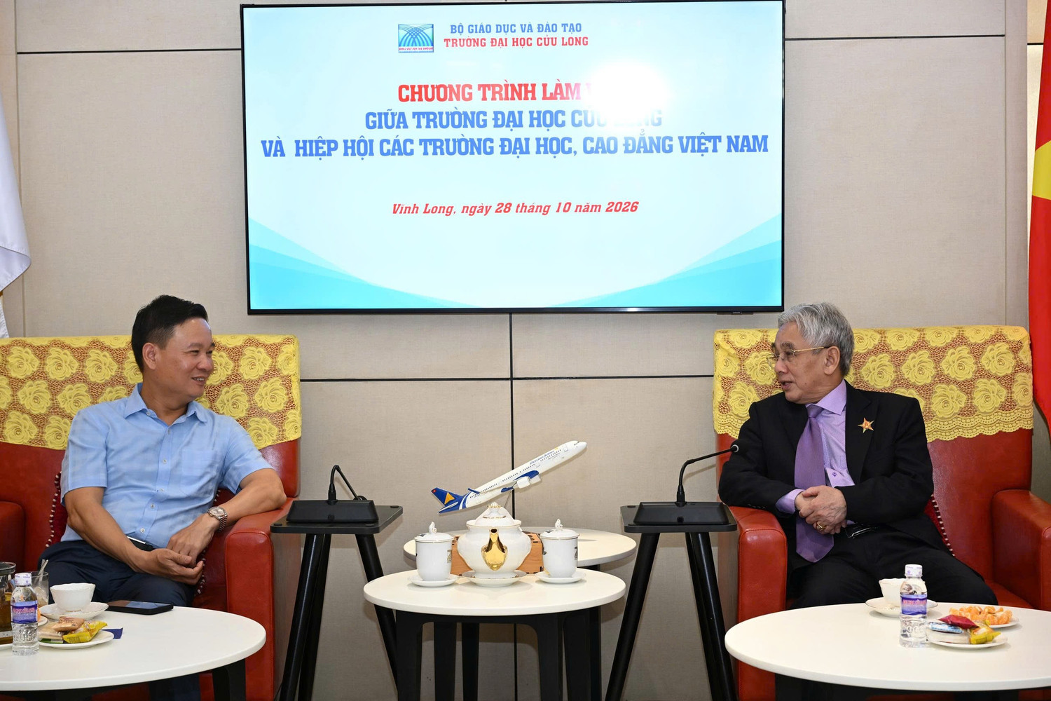 1-nha-giao-uu-tu-pgsts-luong-minh-cu-bi-thu-dang-uy-hieu-truong-truong-dai-hoc-cuu-long-trao-doi-thong-tin-cung-nha-bao-nguyen-tien-binh-pho-chu-tich-hiep-hoi.jpg