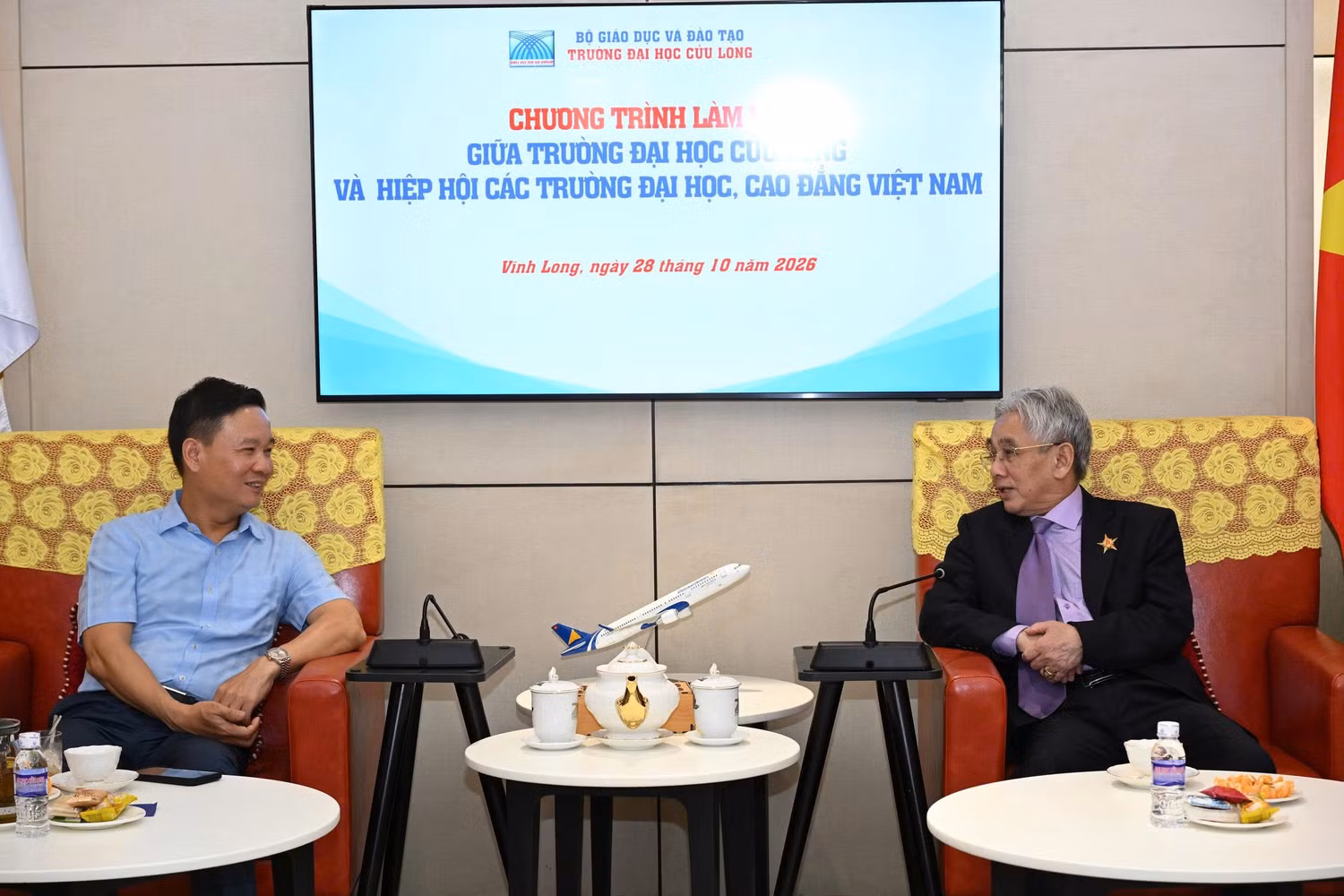 1-nha-giao-uu-tu-pgsts-luong-minh-cu-bi-thu-dang-uy-hieu-truong-truong-dai-hoc-cuu-long-trao-doi-thong-tin-cung-nha-bao-nguyen-tien-binh-pho-chu-tich-hiep-hoi.jpg
