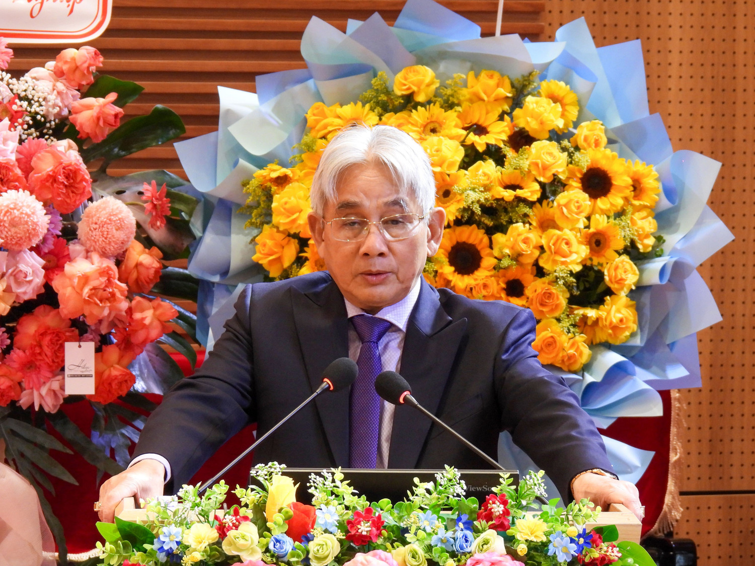 2-nha-giao-uu-tu-pho-giao-su-tien-si-luong-minh-cu-bi-thu-dang-uy-hieu-truong-truong-dai-hoc-cuu-long-phat-bieu-chao-mung.jpg
