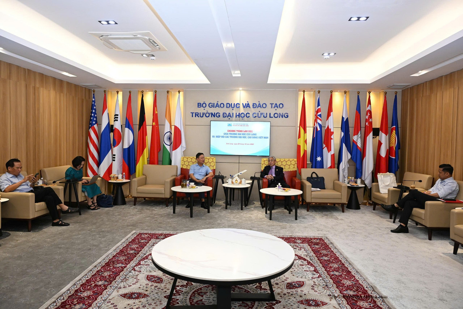 3-quang-canh-buoi-lam-viec.jpg