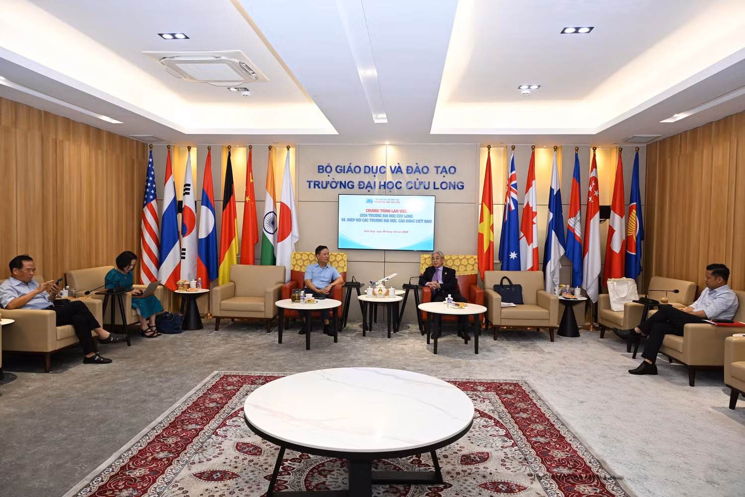 3-quang-canh-buoi-lam-viec.jpg